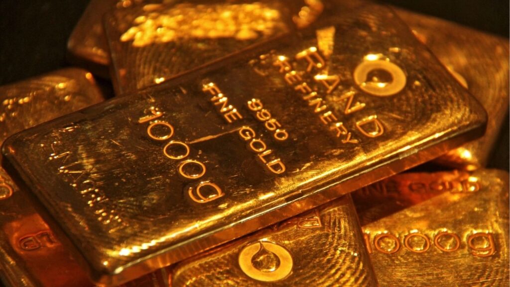 Gold bars are displayed at a gold jewellery shop in the northern Indian city of Chandigarh May 8, 2012. (REUTERS/Ajay Verma/File Photo)