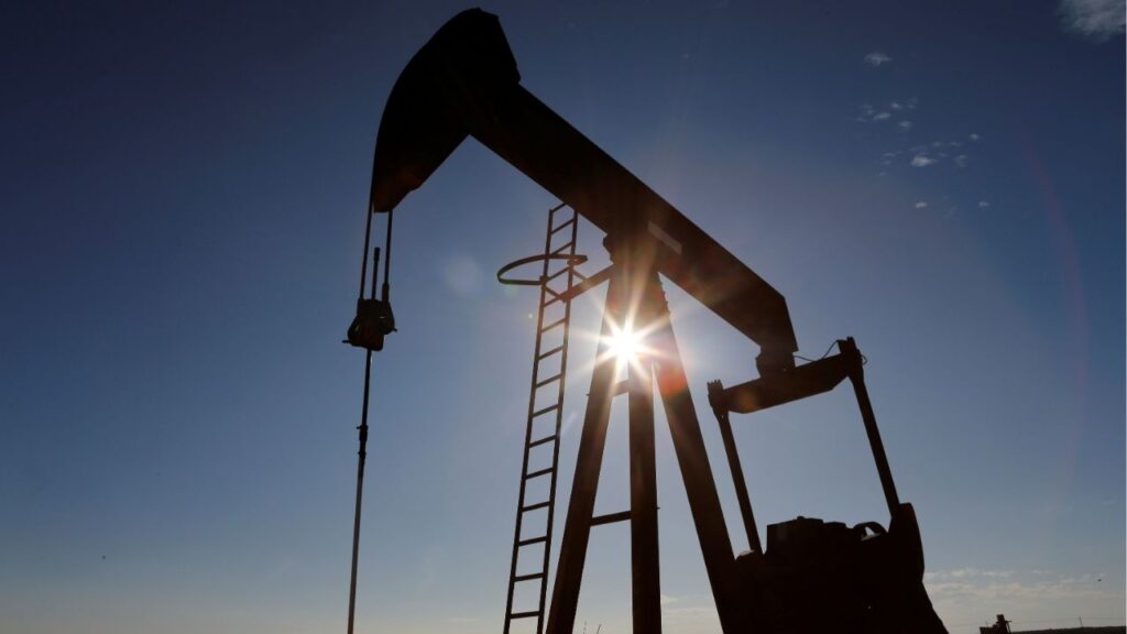 The sun is seen behind a crude oil pump jack in the Permian Basin in Loving County, Texas, U.S., November 22, 2019. (REUTERS/Angus Mordant/File Photo)